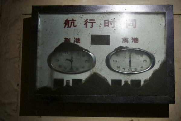 Часы в зале для пассажиров на круизном судне Звезда Востока, затонувшем на реке Янцзы, Китай