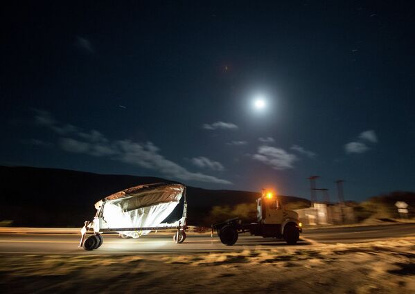 Аппарат LDSD (Low-Density Supersonic Decelerator) во время транспортировки на стартовую площадку Тихоокеанской ракетной базы на острове Кауаи, Гавайи