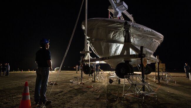 Подготовка аппарата LDSD (Low-Density Supersonic Decelerator) к тестовому полету с Тихоокеанской ракетной базы на острове Кауаи, Гавайи Подготовка аппарата LDSD (Low-Density Supersonic Decelerator) к тестовому полету с Тихоокеанской ракетной базы на острове Кауаи, Гавайи