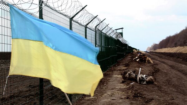 Украинский флаг на границе. Архивное фото
