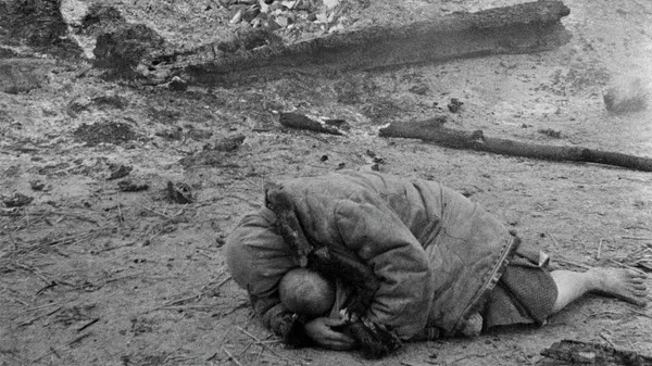 Мать укрывает своего ребенка во время обстрела. Деревня Красная слобода, Брянский фронт 1941 год