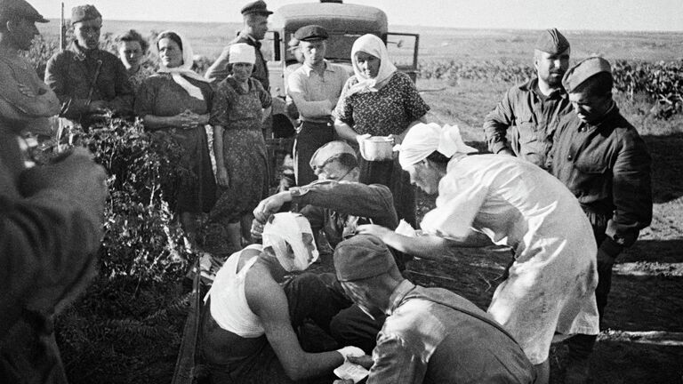 Медсестры оказывают помощь первым раненым после воздушного налёта фашистов под Кишиневом