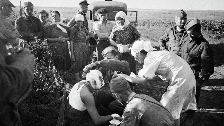 Великая Отечественная война 1941-1945гг. 22 июня 1941г. Медсестры оказывают помощь первым раненым после воздушного налёта фашистов под Кишиневом Великая Отечественная война 1941-1945гг. 22 июня 1941г. Медсестры оказывают помощь первым раненым после воздушного налёта фашистов под Кишиневом