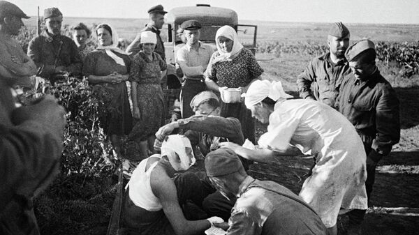 Великая Отечественная война 1941-1945гг. 22 июня 1941г. Медсестры оказывают помощь первым раненым после воздушного налёта фашистов под Кишиневом