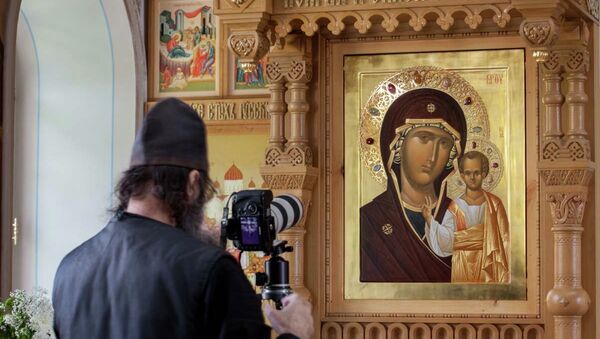 Фотофиксация мироточения Казанской иконы Божией Матери во Всехсвятском скиту Валаамского монастыря