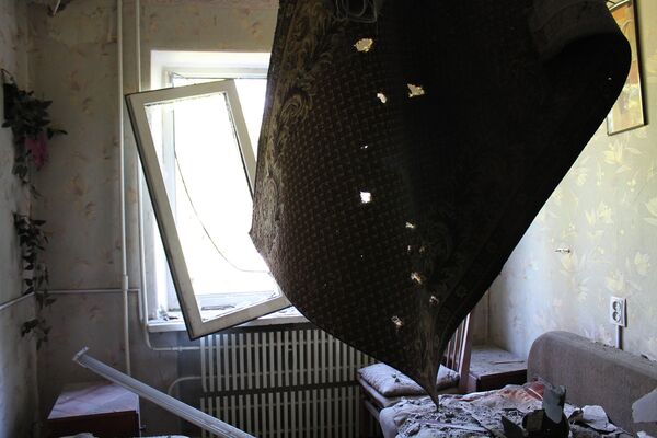 Разрушенная квартира в жилом многоквартирном доме, пострадавшем в результате обстрела украинскими силовиками города Горловки