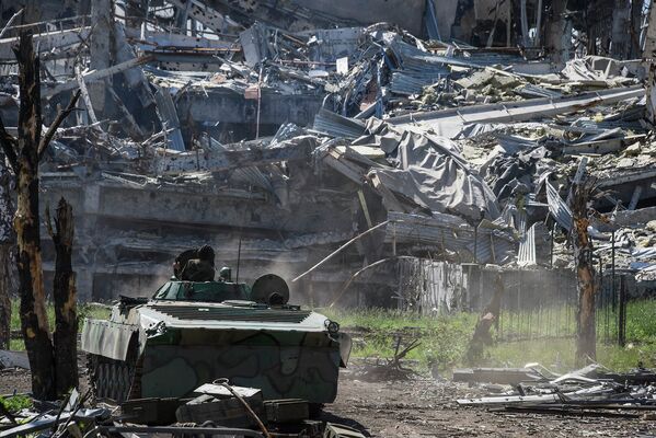 Ополченцы у разрушенного здания аэропорта Донецка. Украина, июнь 2015