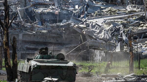 Ополченцы у разрушенного здания аэропорта Донецка. Архивное фото