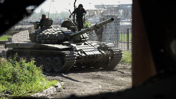 Ополченцы у разрушенного здания аэропорта Донецка. Архивное фото