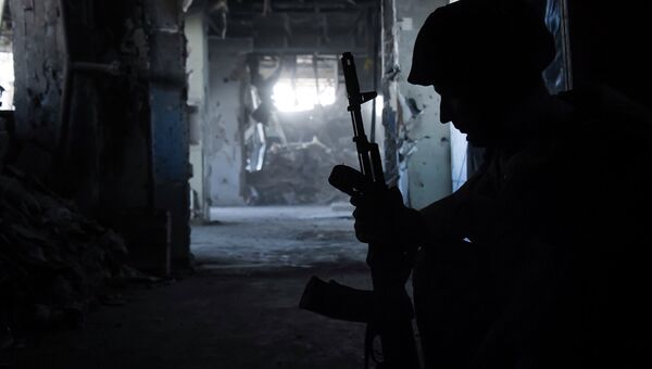 Ополченец в здании аэропорта Донецка. Архивное фото