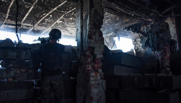 Ополченец в здании аэропорта Донецка. Украина, июнь 2015