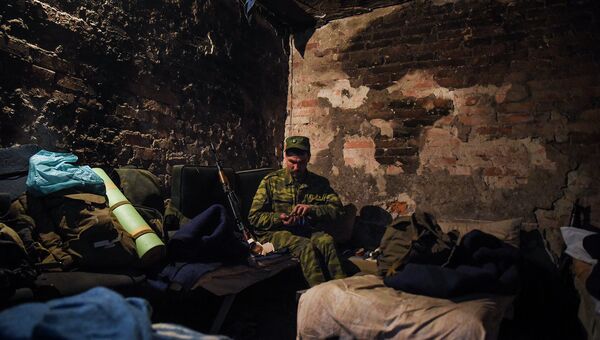 Ополченец в здании аэропорта Донецка. Архивное фото