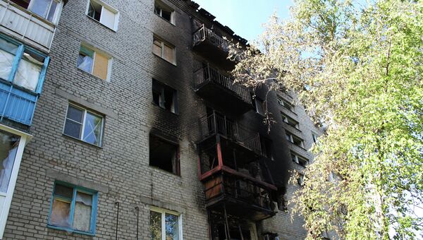 Дом, пострадавший в результате обстрела украинскими силовиками в Донецке