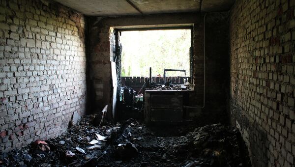 Разрушенная квартира в жилом многоквартирном доме, пострадавшем в результате обстрела украинскими силовиками города Донецка. Архивное фото