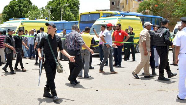 Полиция и скорая помощь на месте теракта в Луксоре