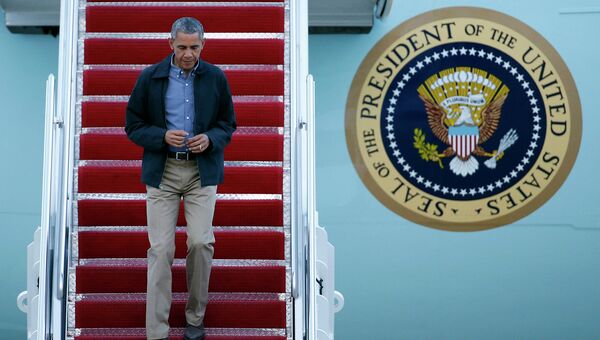 Президент США Барак Обама на трапе самолета. Архивное фото