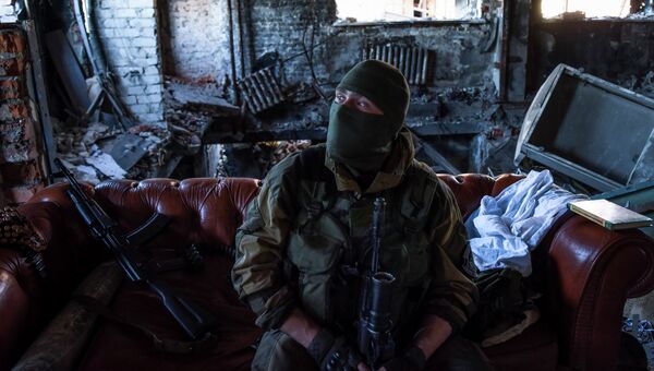 Ополченец ДНР в аэропорту Донецка. Архивное фото