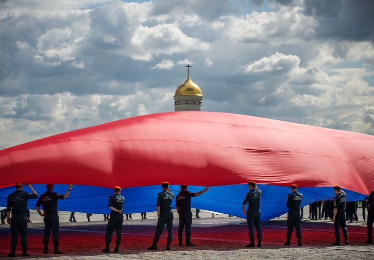 Церемония развертывания самого большого Флага России