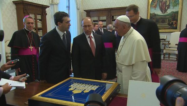 Путин подарил папе римскому панно с изображением храма Христа Спасителя