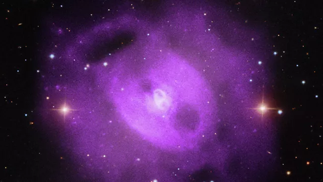 Композитная фотография галактики NGC 5813 в оптическом и рентгеновском диапазонах