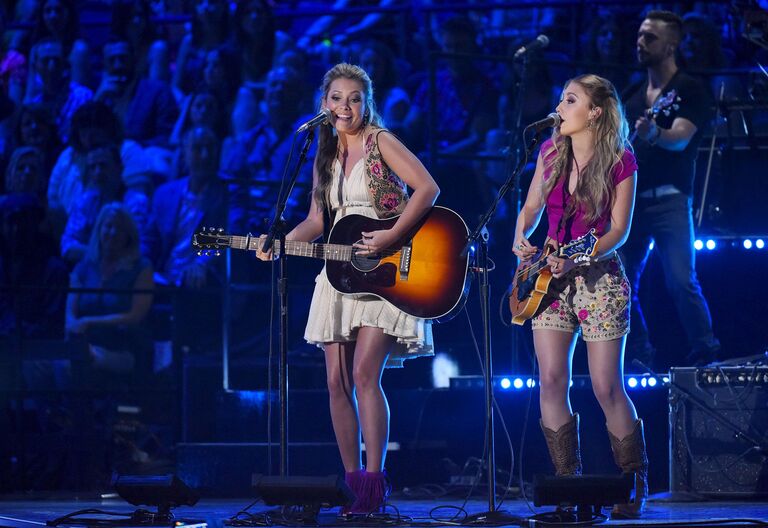 Американская музыкальная группа Maddie & Tae на церемонии вручения CMT Music Awards 2015