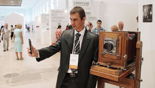 Посетитель на открытии международного фестиваля музеев Интермузей 2015 в выставочном зале Манеж в Москве