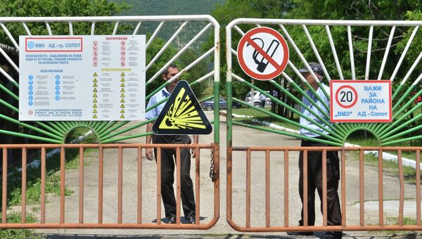 Полицейские стоят у ворот артиллерийского завода около города Сопот