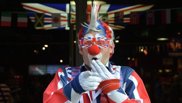 Клоун на одной из улиц Лондона. Архивное фото