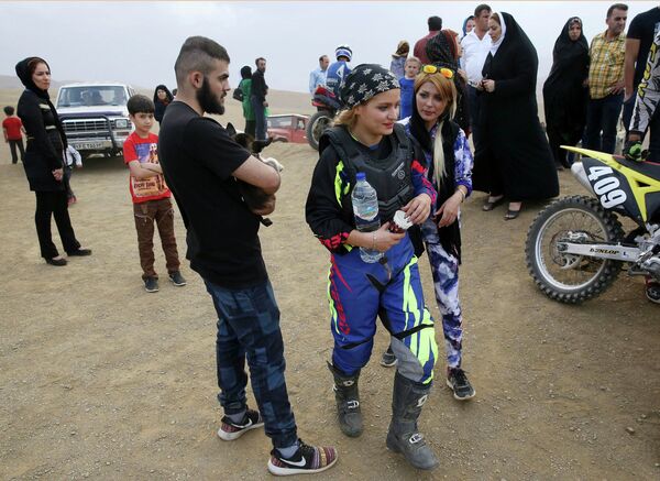 Участницы соревнований по мотокроссу в Иране во время тренировки