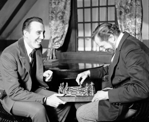Актеры Кристофер Ли и Винсент Прайс играют в шахматы