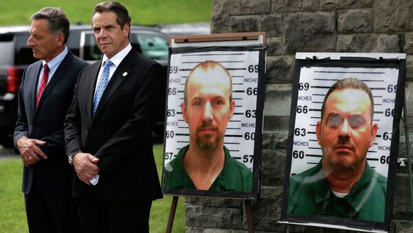 Губернатор штата Вермонт Питер Шумлин и губернатор штата Нью-Йорк Эндрю Куомо рядом с портретами сбежавших преступников