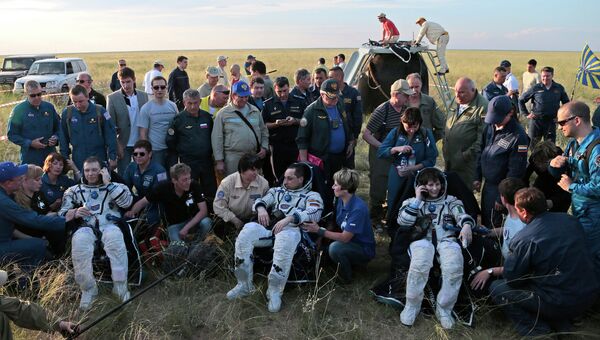 Приземление спускаемой капсулы с экипажем в составе Антона Шкаплерова (Роскосмос), Саманты Кристофоретти (ЕКА) и Терри Вертса (НАСА) в Казахстане