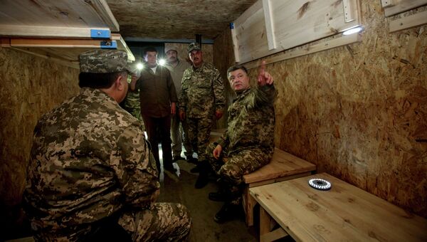 Президент Украины Петр Порошенко во время поездки в Донецкую область
