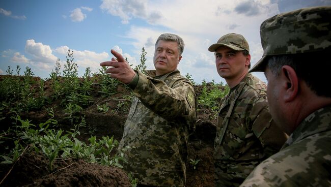 Президент Украины Петр Порошенко во время поездки в Донецкую область. Архивное фото