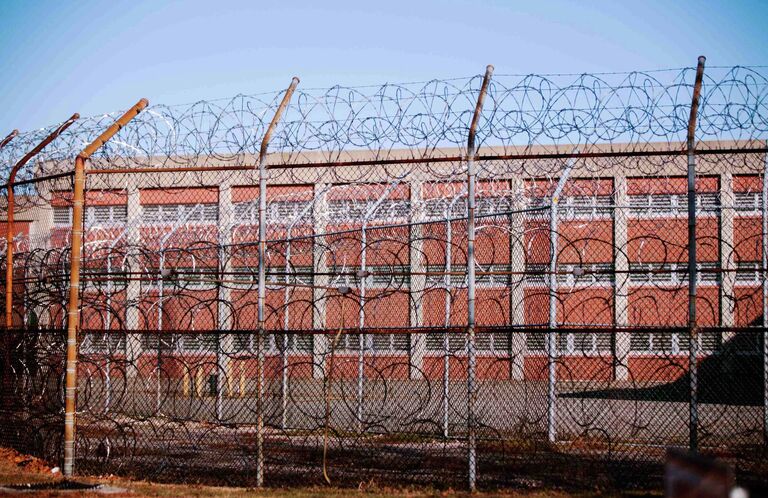 Здание тюрьмы Rikers Island в Нью-Йорке