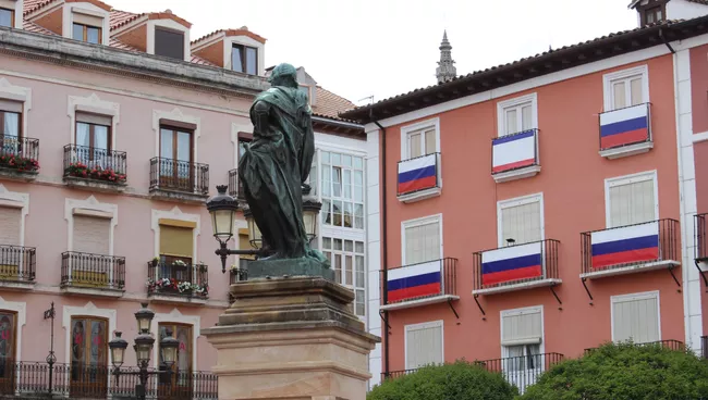 Флаги России и Крыма в испанском Бургосе. Архивное фото