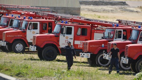Пожарные машины и сотрудники МЧС Украины