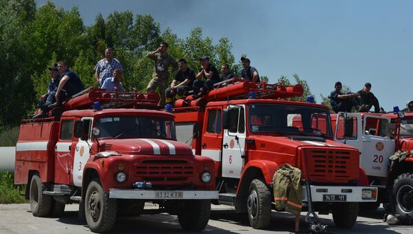 Пожарные машины и сотрудники МЧС Украины. Архивное фото