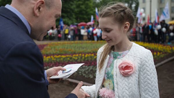 Торжественное вручение паспортов в День России в Санкт-Петербурге