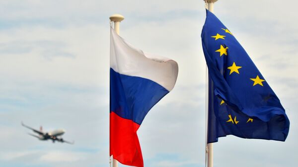Флаги России, ЕС, Архивное фото