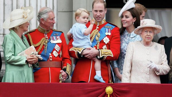 Елизавета II в свой официальный день рождения приняла военный парад