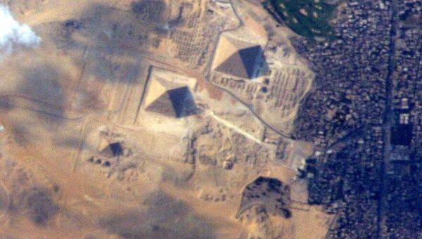 Вид на египетские пирамиды из космоса