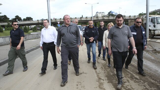 Президент Грузии Георгий Маргвелашвили в пострадавшем от наводнения Тбилиси Президент Грузии Георгий Маргвелашвили в пострадавшем от наводнения Тбилиси