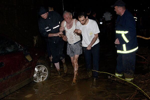 Спасатели помогают пострадавшим во время наводнения в Тбилиси