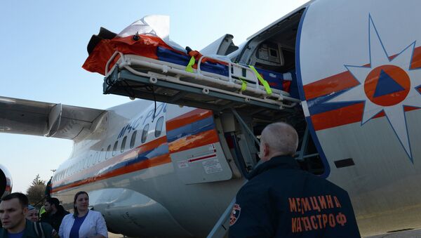 Самолет Ан-148 МЧС России осуществляет санитарно-авиационную эвакуацию. Архивное фото