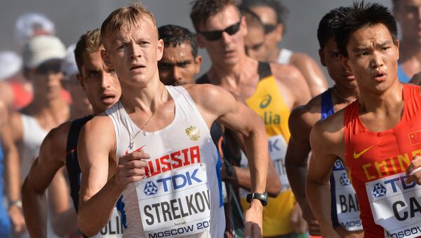 Россиянин Денис Стрелков (слева) принимает участие в соревнованиях по спортивной ходьбе. Архивное фото