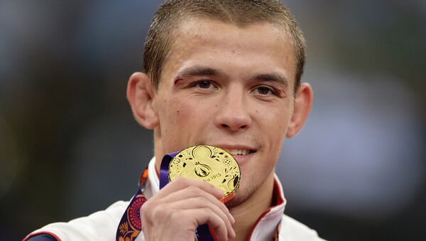Артём Сурков (Россия), завоевавший золотую медаль в соревнованиях по греко-римской борьбе на играх в Баку