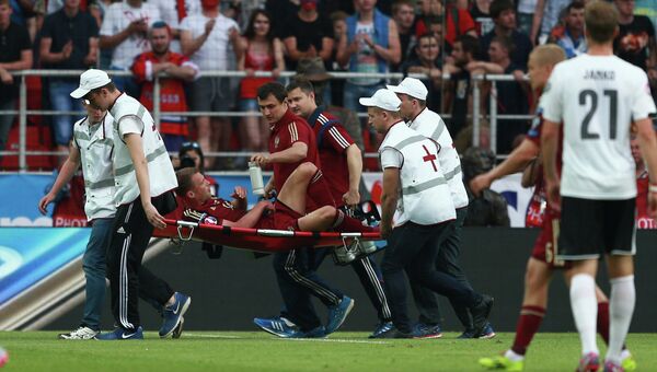 Игрок сборной России Василий Березуцкий покидает поле на носилках в матче против сборной Австрии