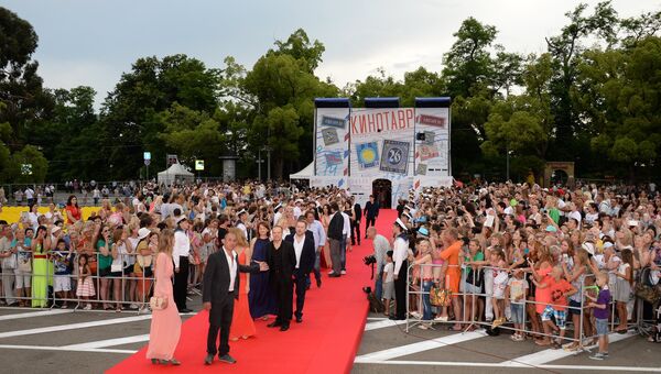 Гости и зрители Открытого российского кинофестиваля Кинотавр в Сочи. Архивное фото