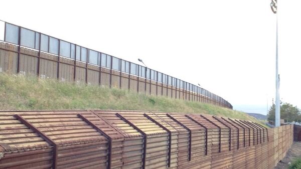 Стена на границе Мексики и США в районе Сан-Исидро